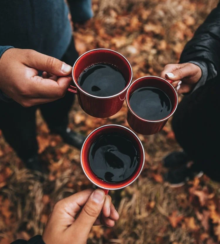 Gemeinsames Kaffeetrinken beim Camping