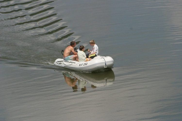 Schlauchboot Fahrt auf dem Gewässer
