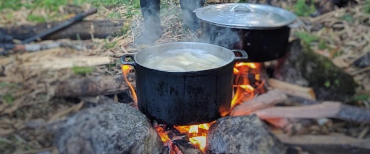 Oldschool kochen auf dem Feuer beim Camping